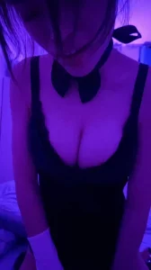 年轻人真会玩！开氛围灯玩变装只为男友操更凶猛