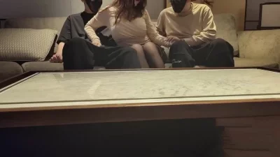 3P少妇约会篇，顶级E奶巨乳少妇，两个男人都无法满足，性欲望太强了