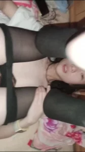 “被邻居听到我看你怎么搞”去经常穿黑丝的05年女同事家里偷情刺激